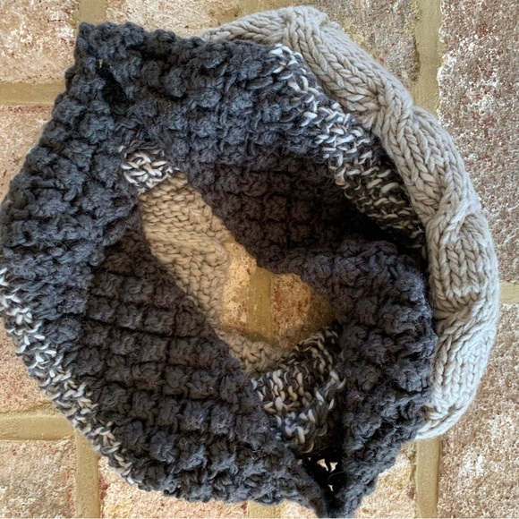 ✨$5✨ Chunky Knit Infinity Scarf - Picture 2 of 6